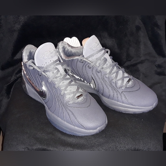 LeBron XXI Basketball Shoes Cool Grey/Iron Grey/Wolf Grey/Metallic  New in box - Picture 3 of 7